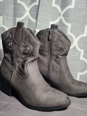 Global Win Gray Embroidered Mid-Heel Ankle Boots